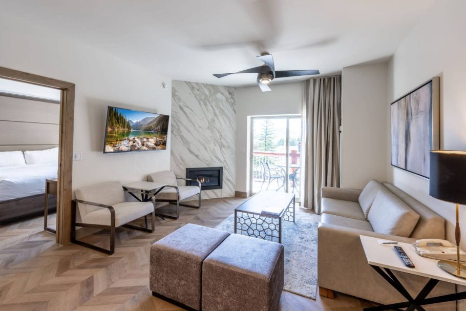 Luxurious Lounge with queen sofa bed